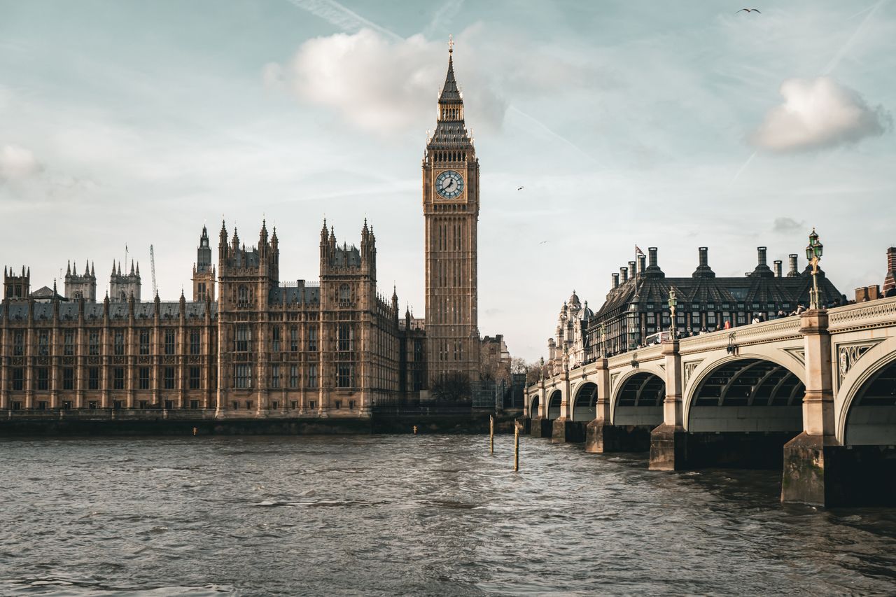 services-02 Captivating image of Big Ben and Westminster Bridge in London, perfect for travel enthusiasts.